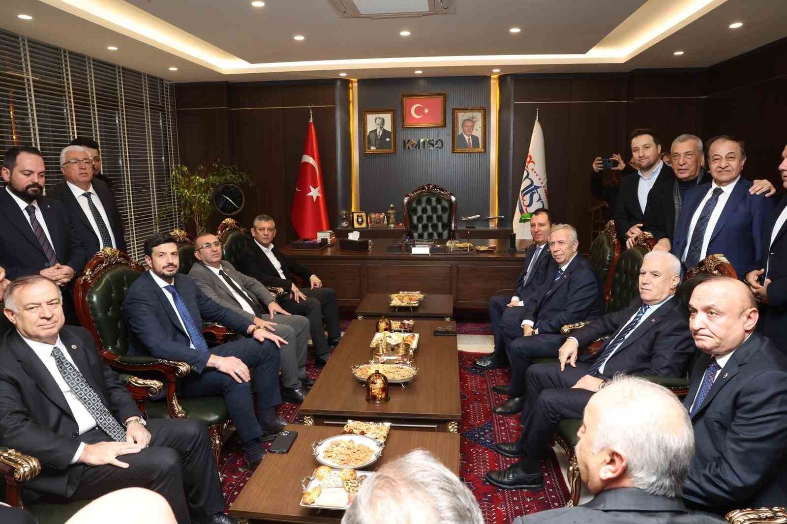 Başkan Mustafa Bozbey’den deprem bölgesine ziyaret
Başkan Mustafa Bozbey’den deprem bölgesine ziyaret