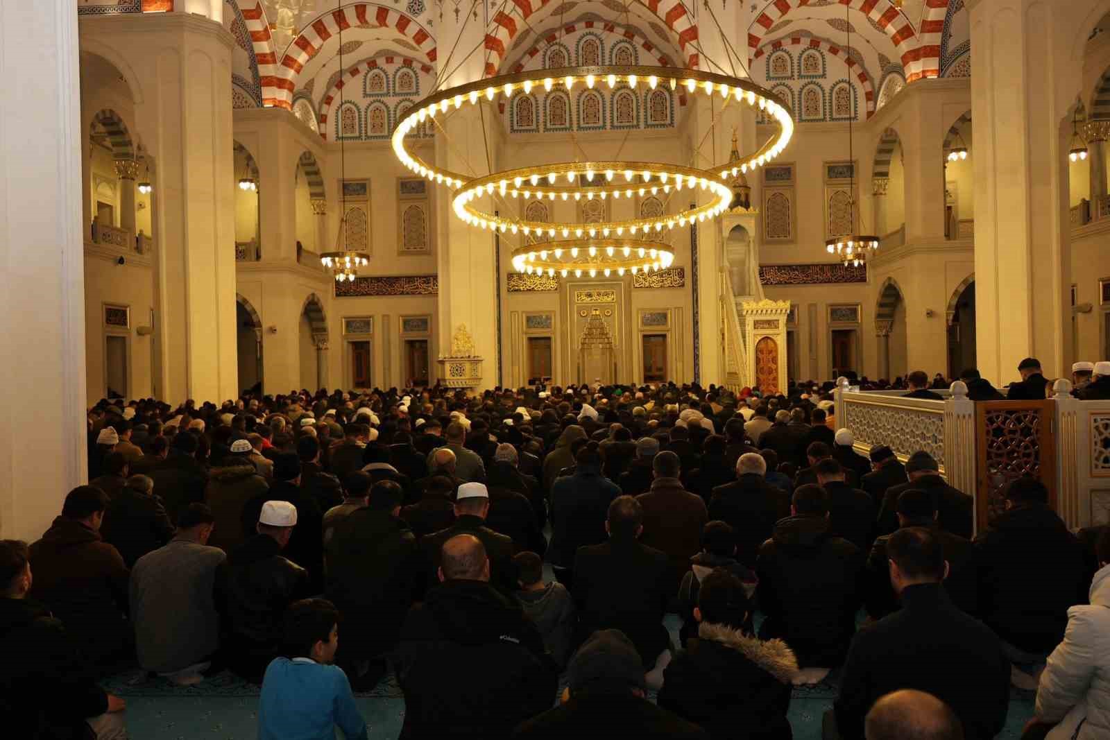 Başkan Önal, Berat Kandili’nde vatandaşlara lokma ikramında bulundu
