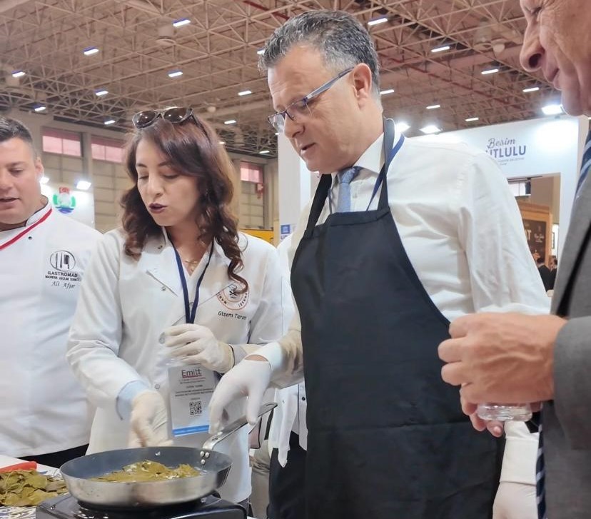 Başkan önlük giydi, Alaşehir’i EMITT’te tanıttı
