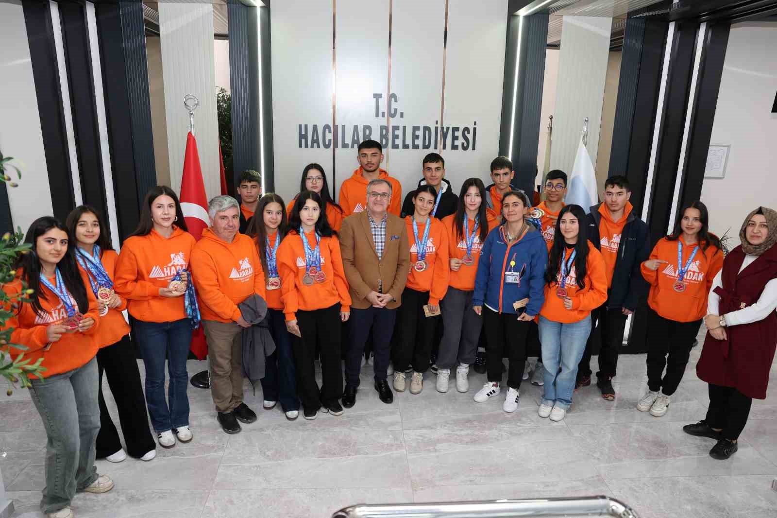 Başkan Özdoğan: "HADAK, gittiği her yerde ’bunu başarır’ dedirtmiştir"
Başkan Özdoğan: "HADAK, gittiği her yerde ’bunu başarır’ dedirtmiştir"