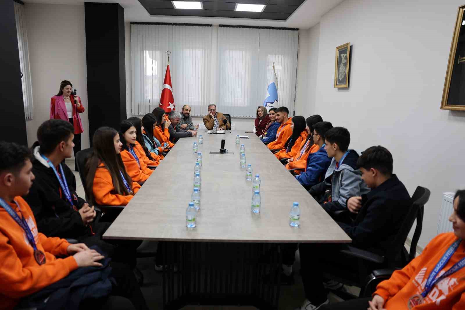 Başkan Özdoğan: "HADAK, gittiği her yerde ’bunu başarır’ dedirtmiştir"
Başkan Özdoğan: "HADAK, gittiği her yerde ’bunu başarır’ dedirtmiştir"