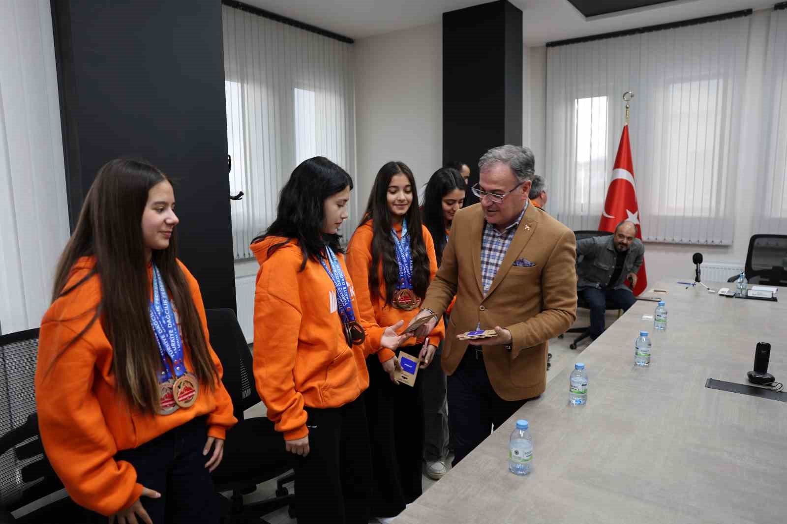 Başkan Özdoğan: "HADAK, gittiği her yerde ’bunu başarır’ dedirtmiştir"
Başkan Özdoğan: "HADAK, gittiği her yerde ’bunu başarır’ dedirtmiştir"