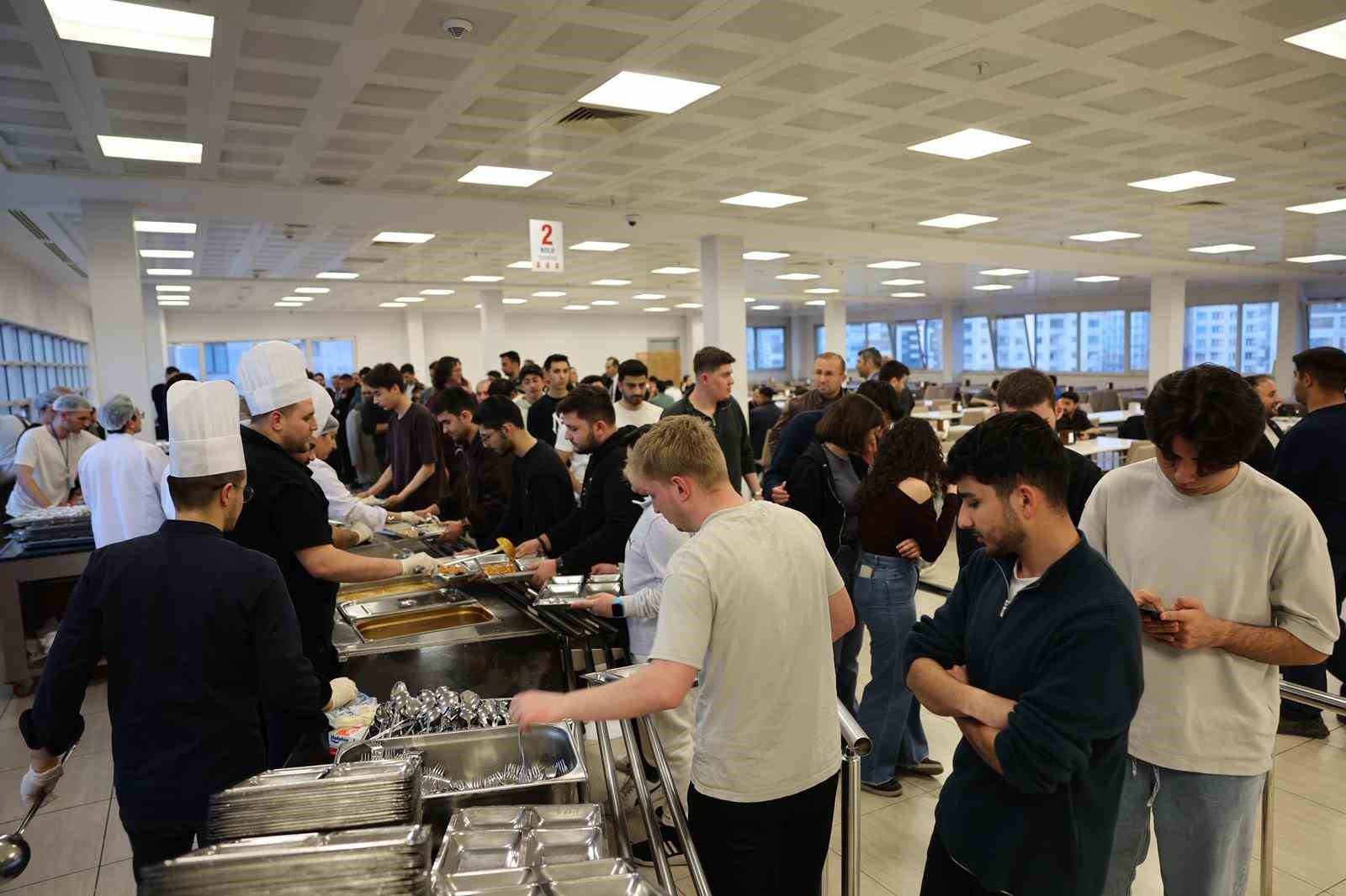 Başkan Özdoğan, KAYÜ öğrencileriyle iftar sofrasında buluştu
