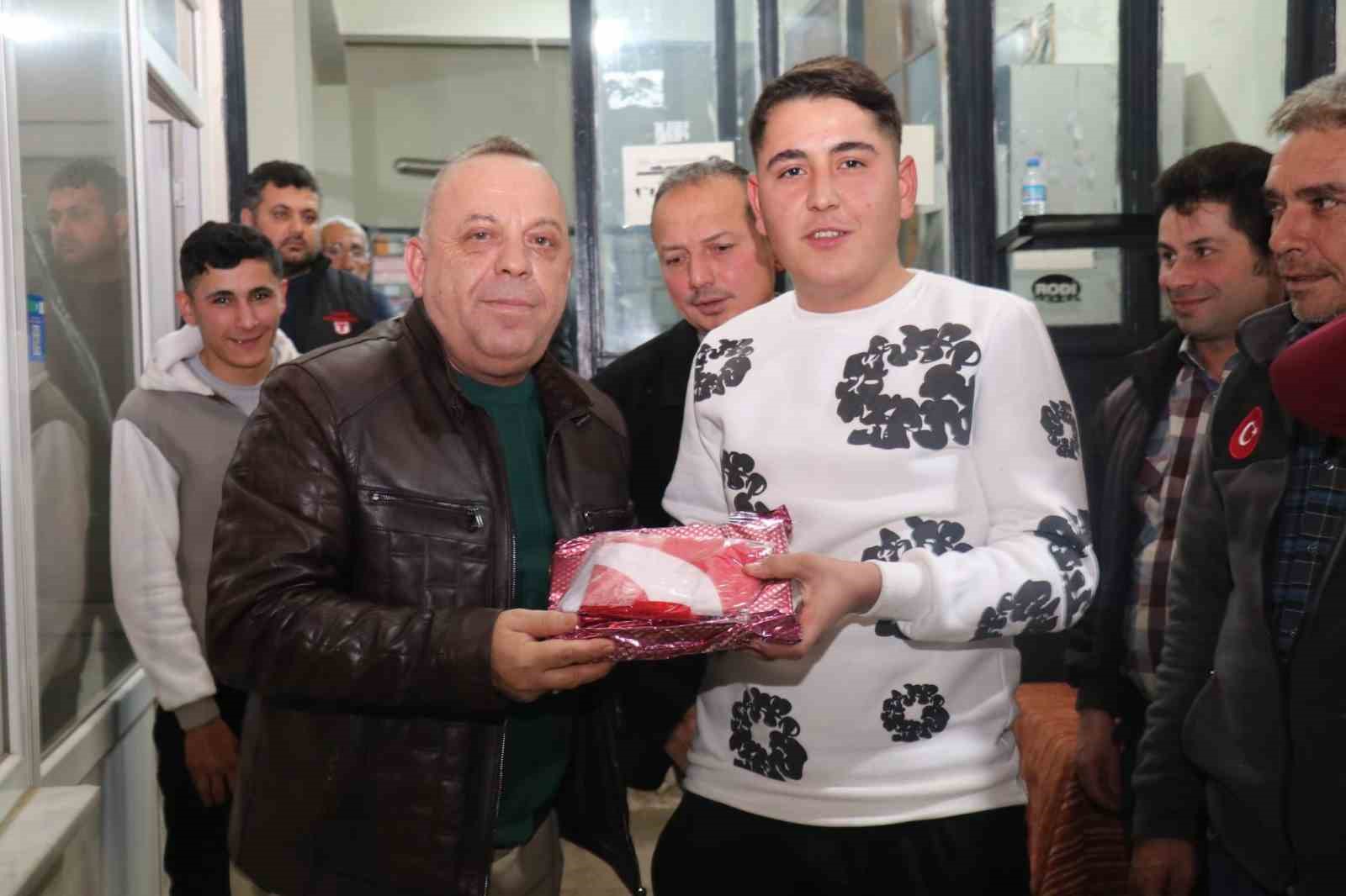 Başkan Özel, Haydere Mahallesi’nde vatandaşlarla bir araya geldi
