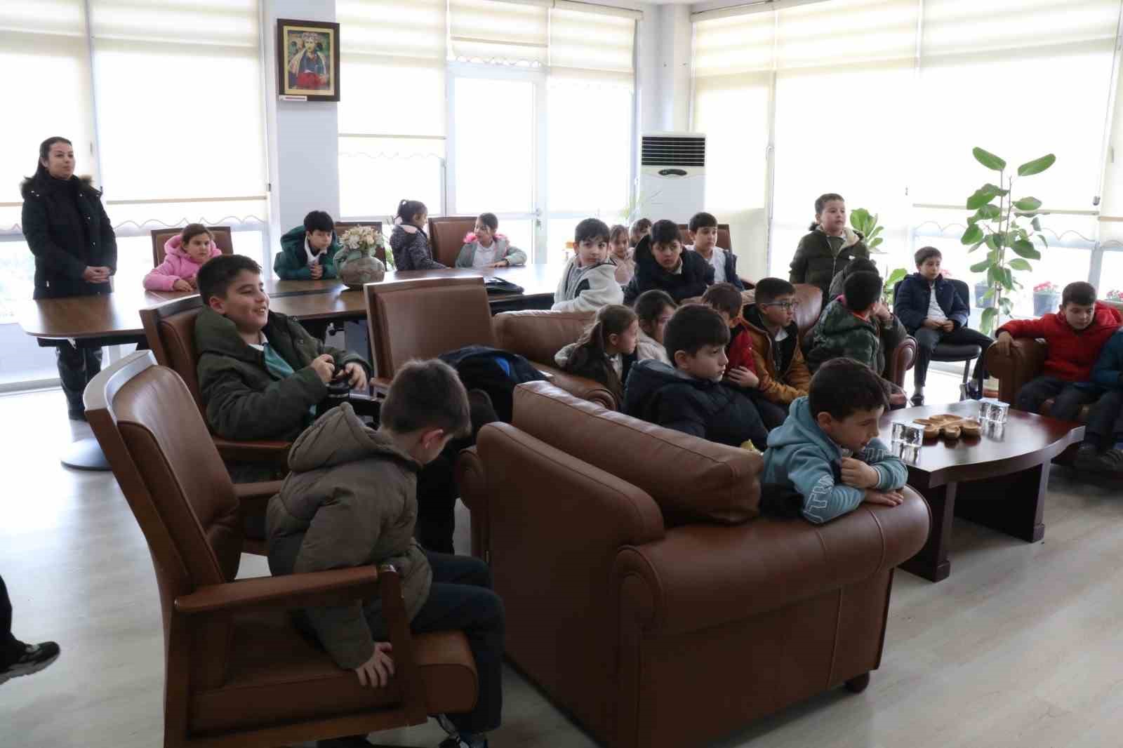 Başkan Özel, minik öğrencilerle bir araya geldi
