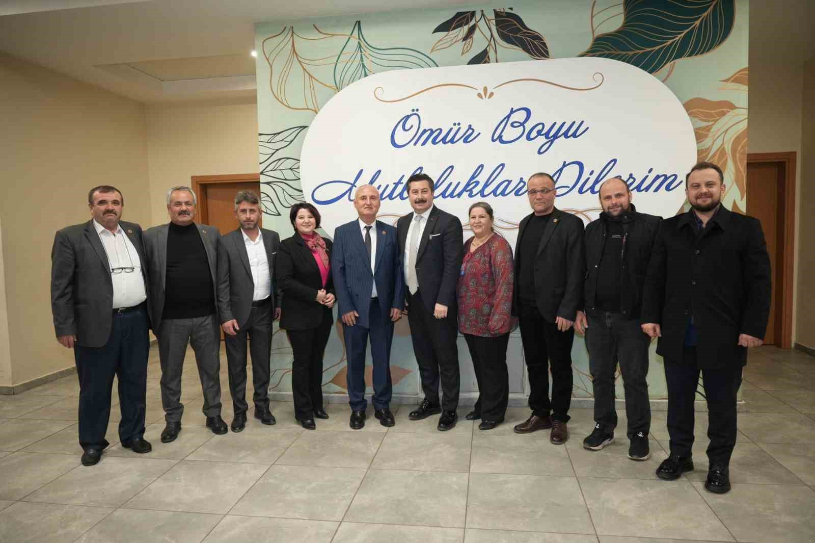 Başkan Özel: "Muhtarlar bizim en yakın mesai arkadaşımız"
Başkan Özel: "Muhtarlar bizim en yakın mesai arkadaşımız"