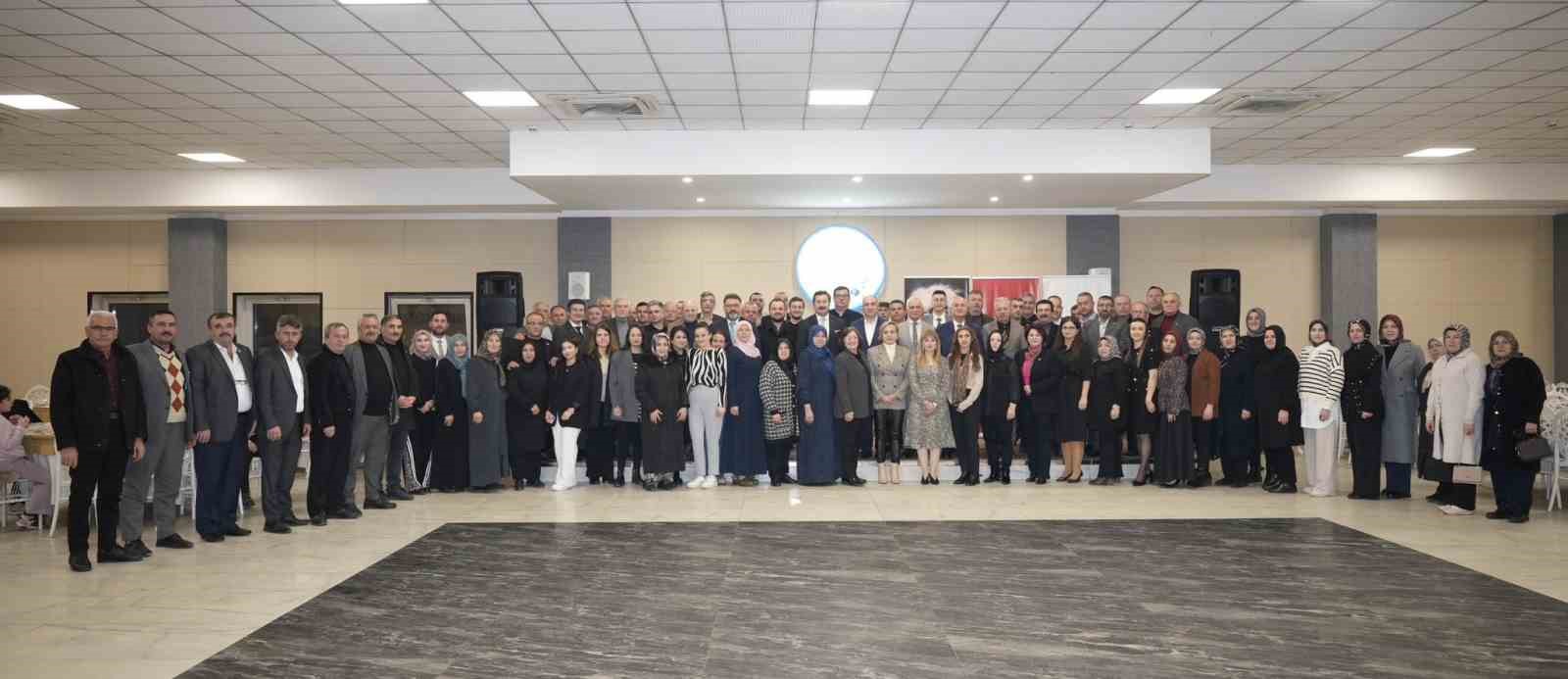 Başkan Özel: "Muhtarlar bizim en yakın mesai arkadaşımız"
Başkan Özel: "Muhtarlar bizim en yakın mesai arkadaşımız"