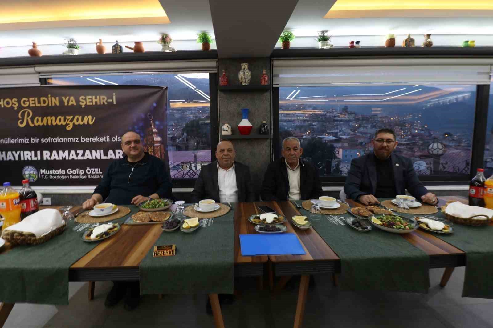 Başkan Özel, muhtarlarla iftarda bir araya geldi
Başkan Özel, muhtarlarla iftarda bir araya geldi
