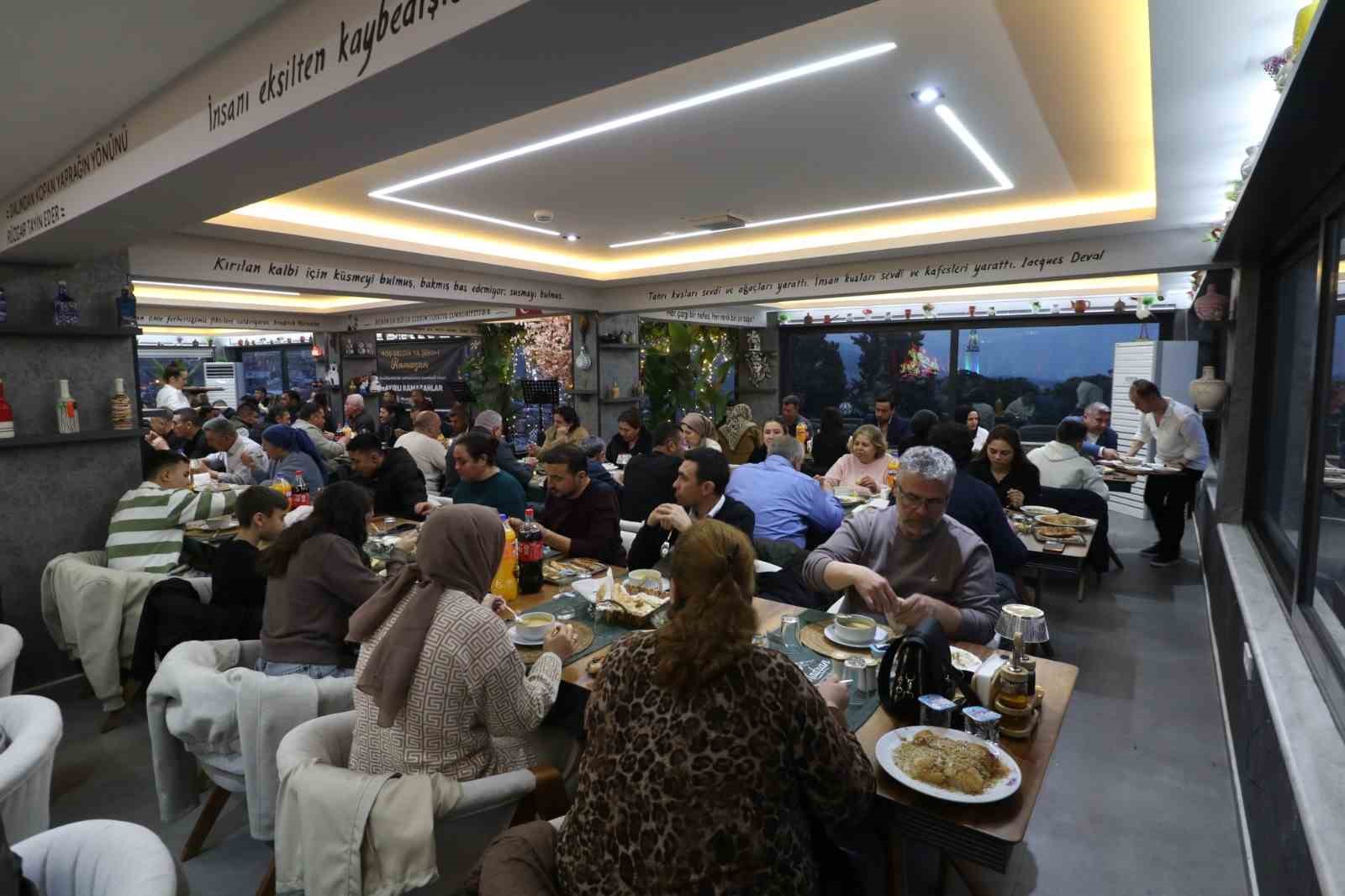 Başkan Özel, muhtarlarla iftarda bir araya geldi
Başkan Özel, muhtarlarla iftarda bir araya geldi