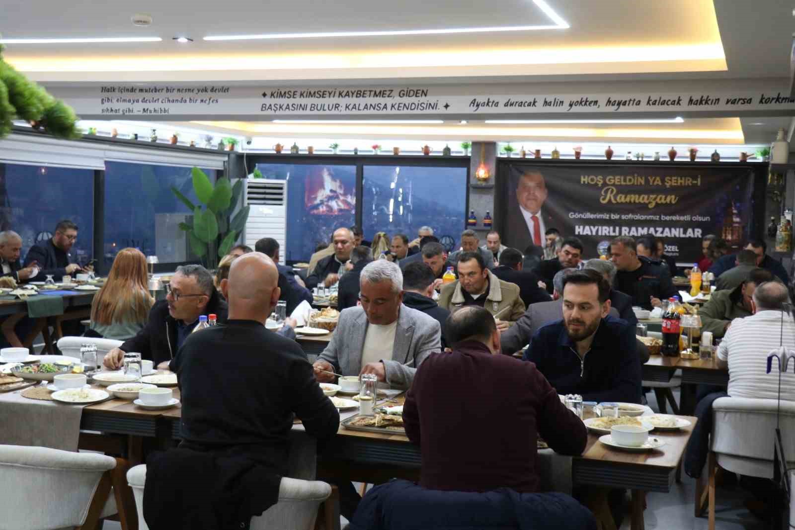 Başkan Özel, muhtarlarla iftarda bir araya geldi
Başkan Özel, muhtarlarla iftarda bir araya geldi