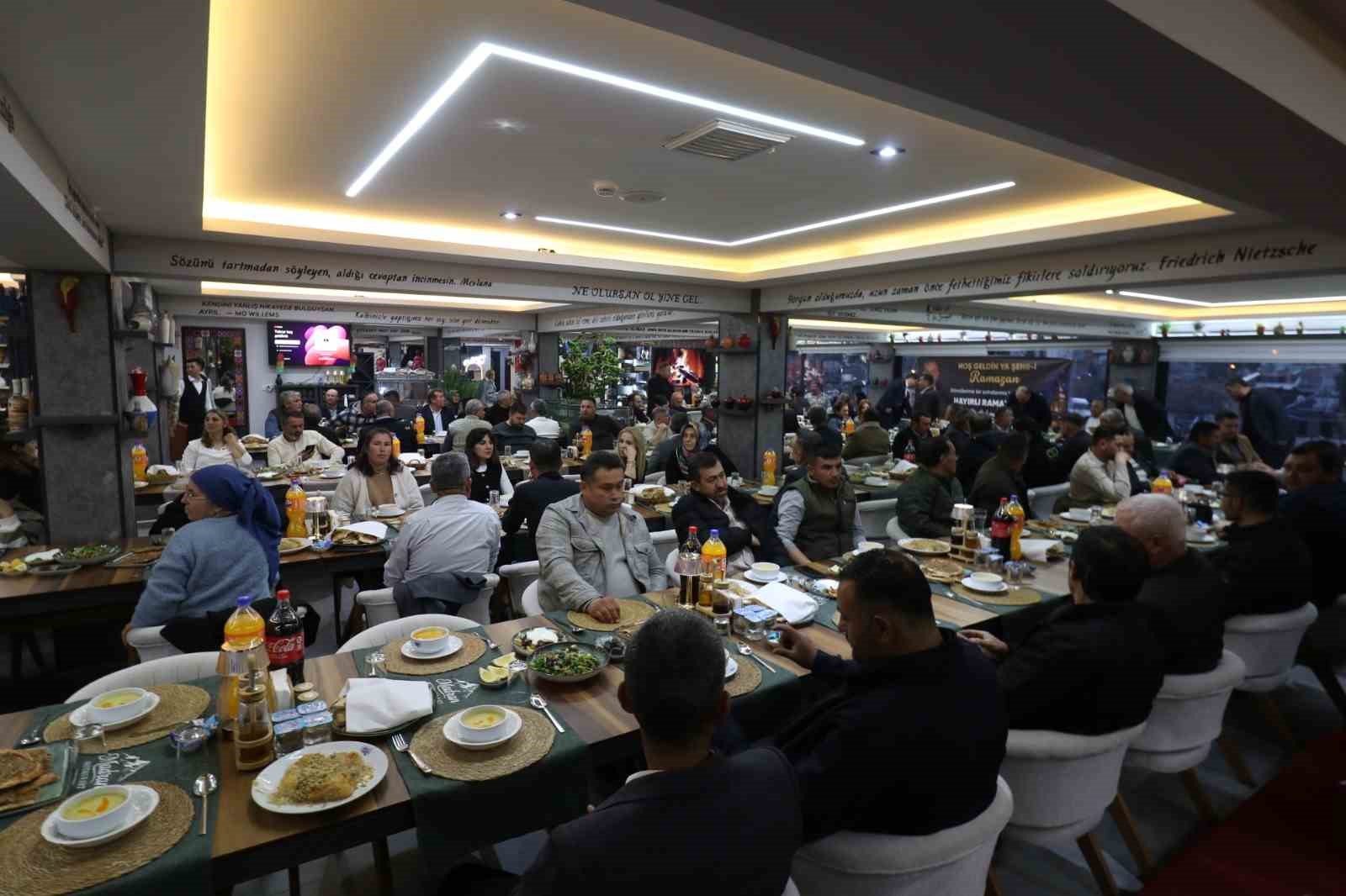 Başkan Özel, muhtarlarla iftarda bir araya geldi
Başkan Özel, muhtarlarla iftarda bir araya geldi