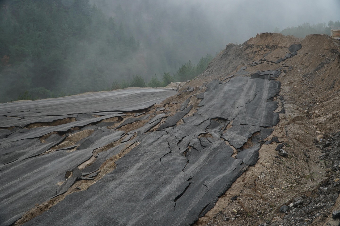 Başkan Özen’den heyelan uyarısı: "Zorunlu olmadıkça yola çıkmayın"
