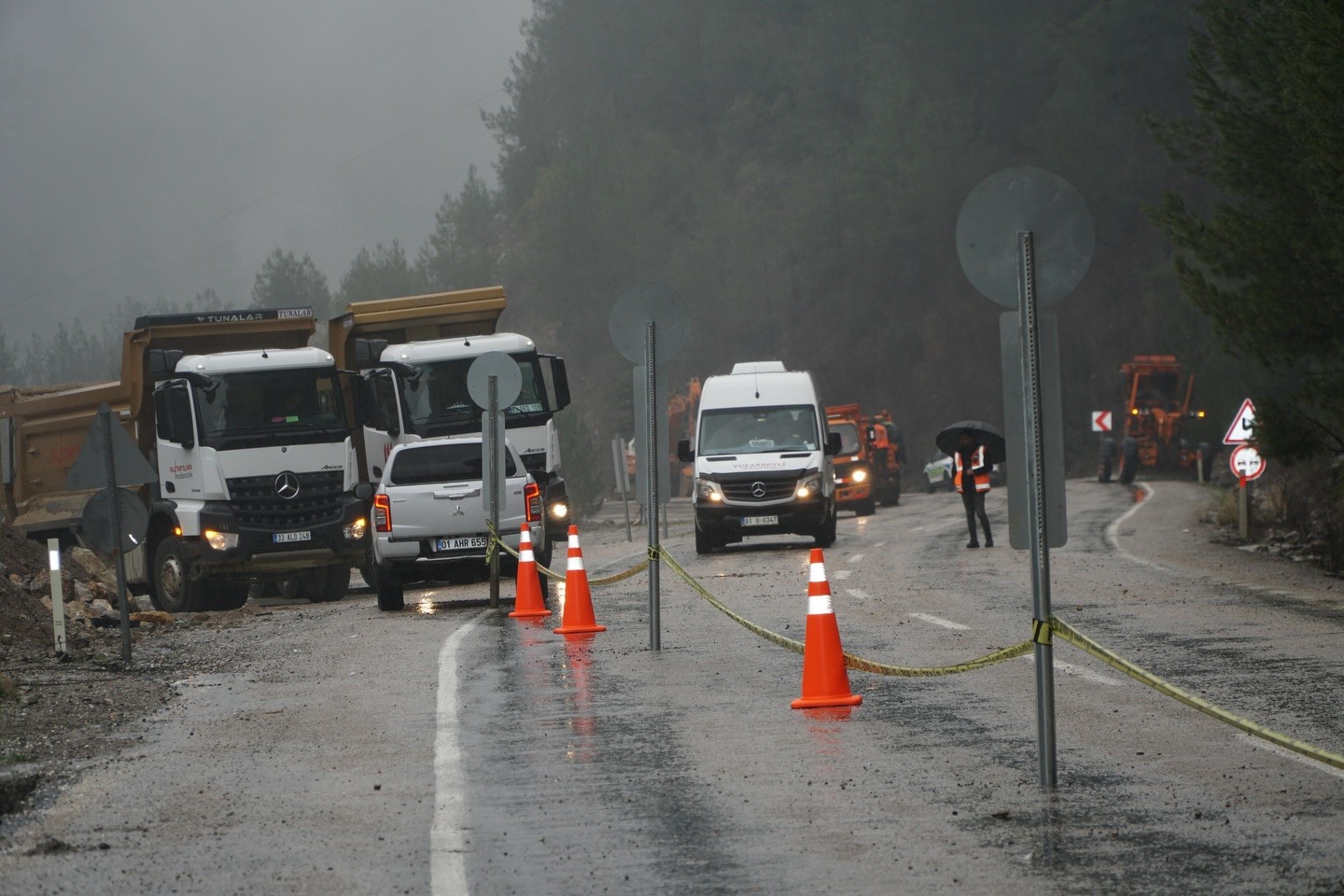 Başkan Özen’den heyelan uyarısı: "Zorunlu olmadıkça yola çıkmayın"
