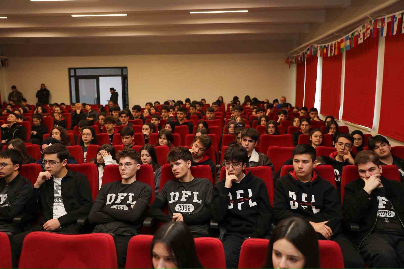 Başkan Özlü Fen Lisesi öğrencileri ile bir araya geldi
