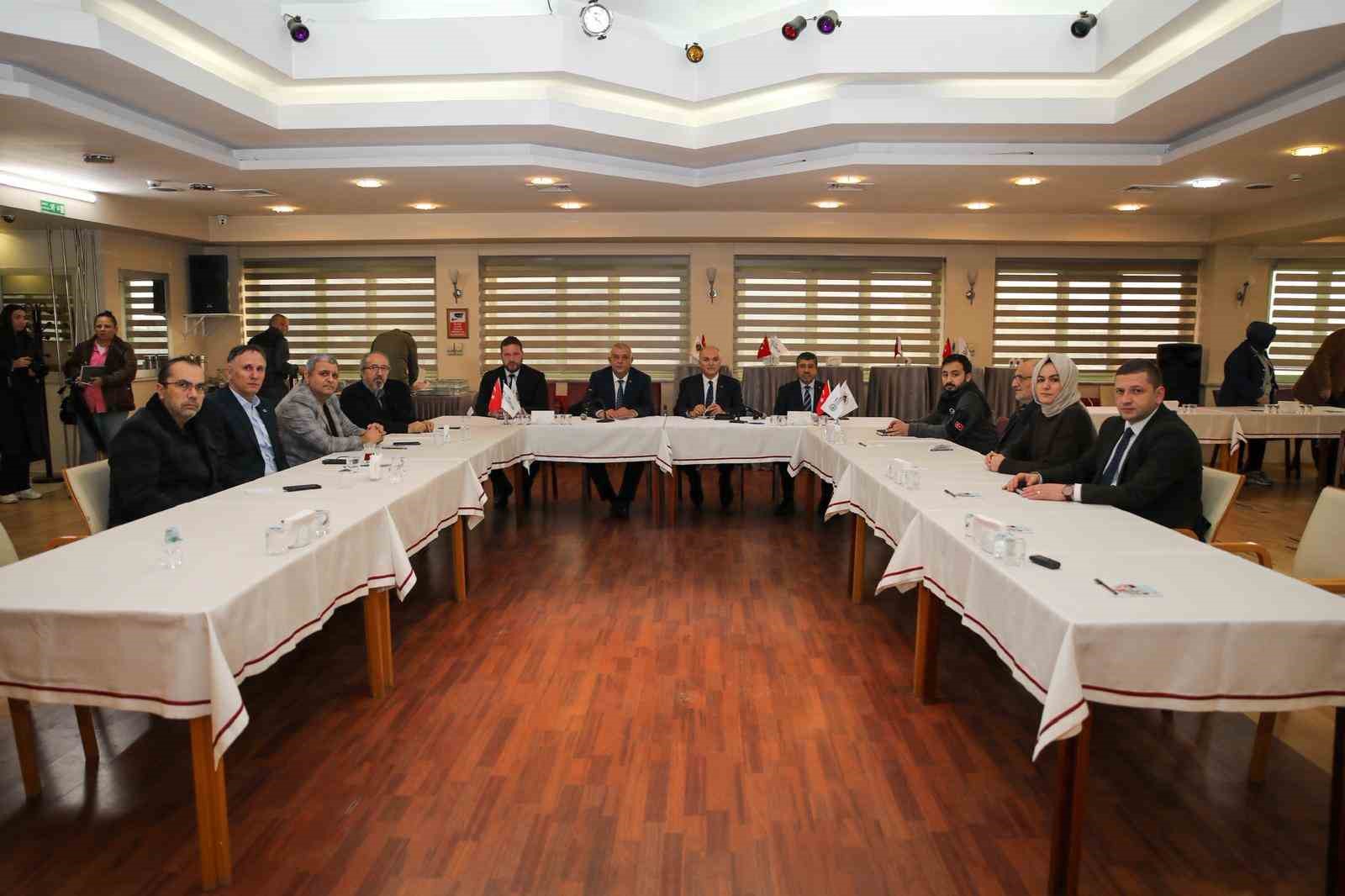 Başkan Özlü sanayicileri dinledi
