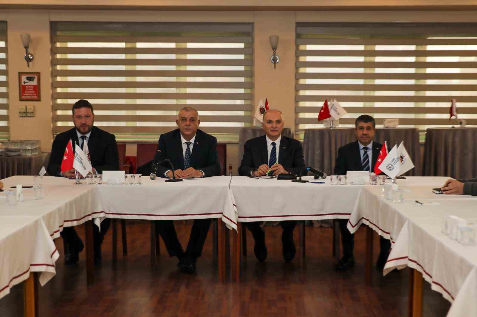 Başkan Özlü sanayicileri dinledi
