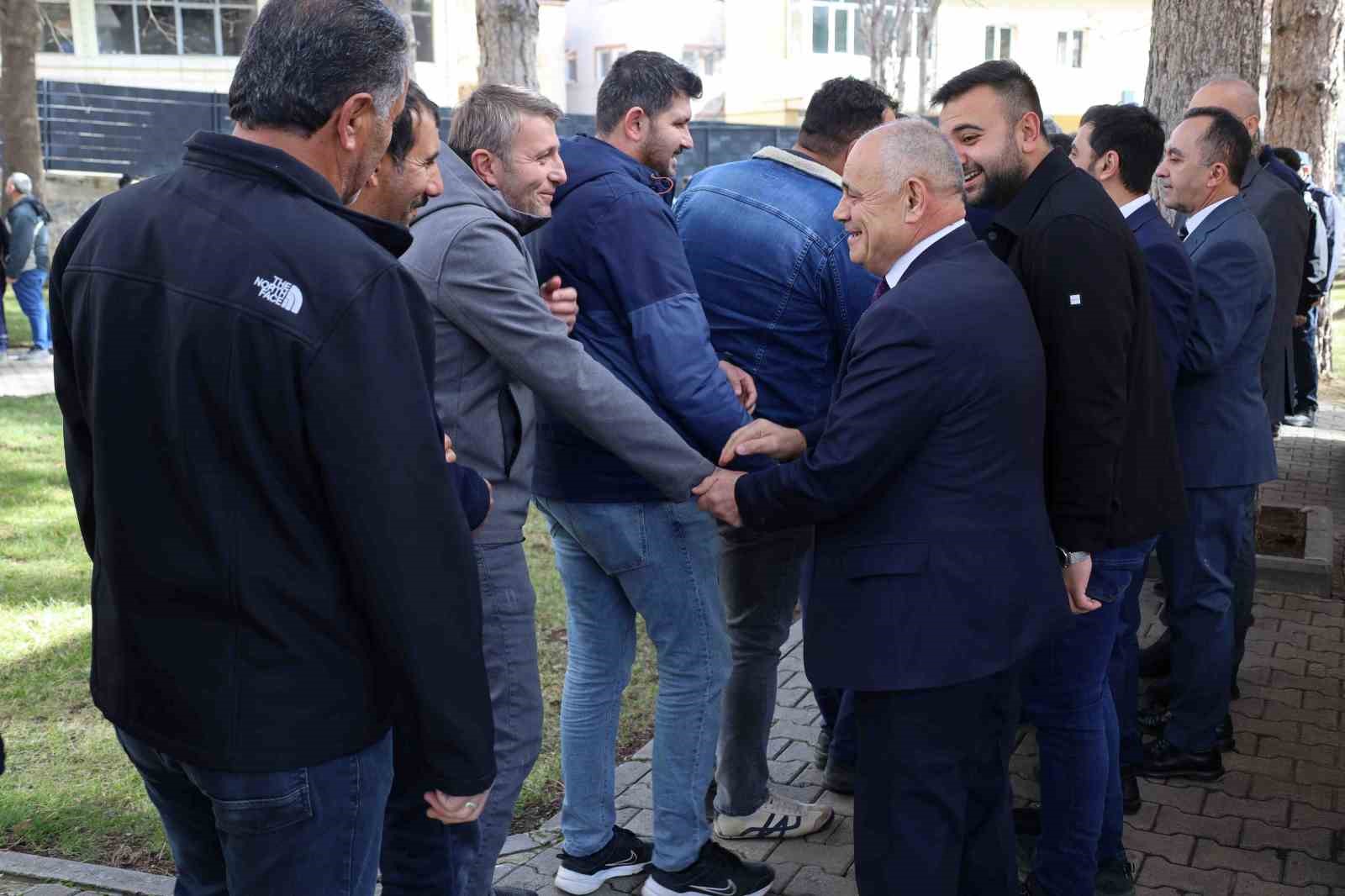 Başkan Öztürk belediye personelleri ile bayramlaştı
