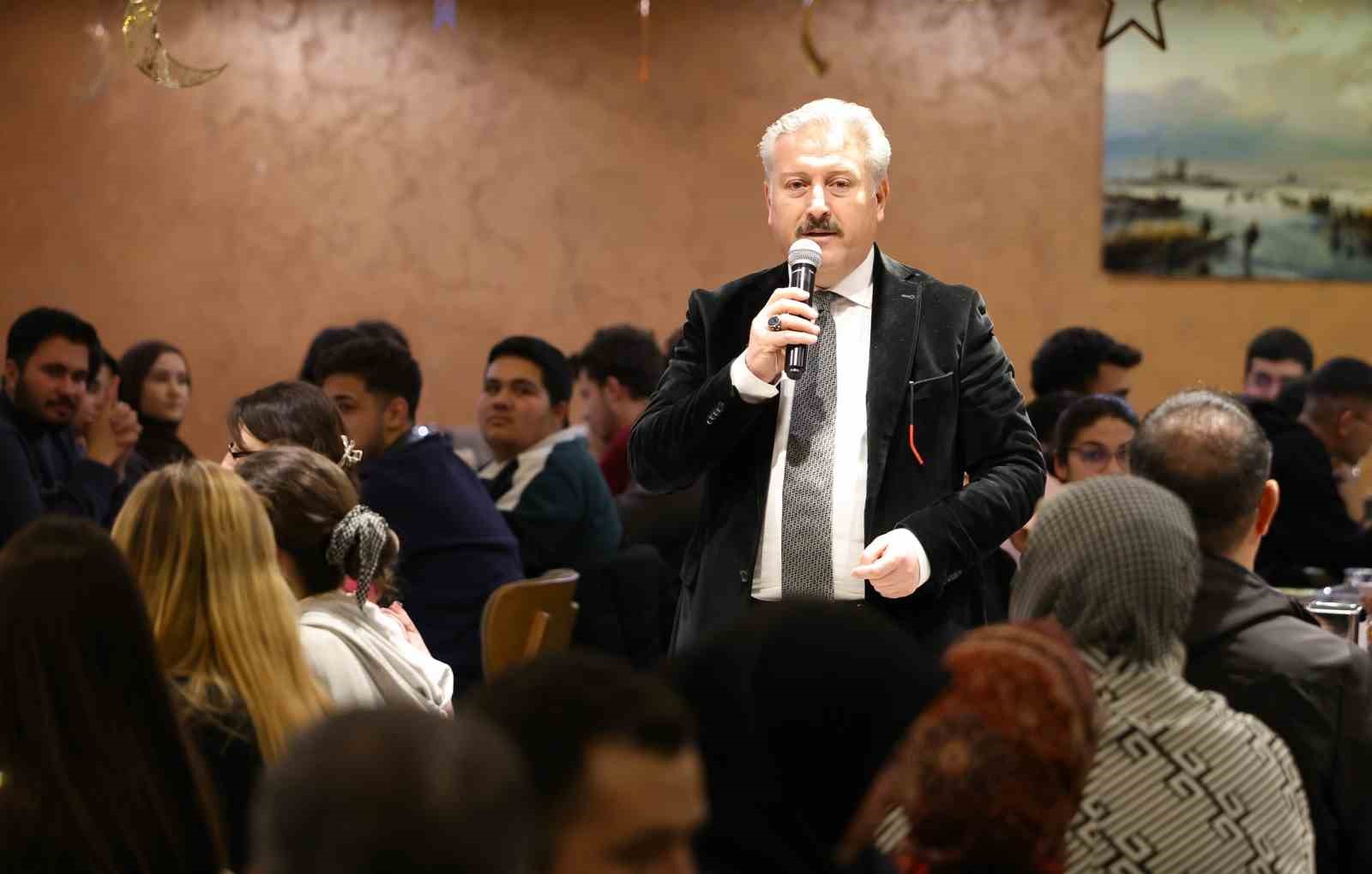 Başkan Palancıoğlu, gençlerle iftar sofrasında buluştu
