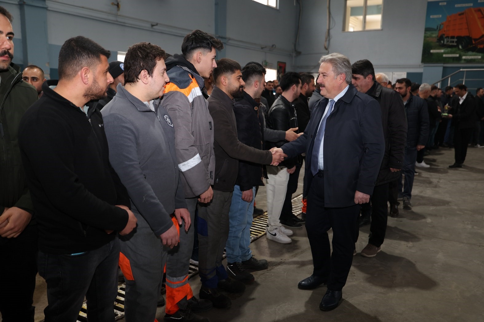 Başkan Palancıoğlu güne mesai arkadaşlarıyla bayramlaşarak başladı
