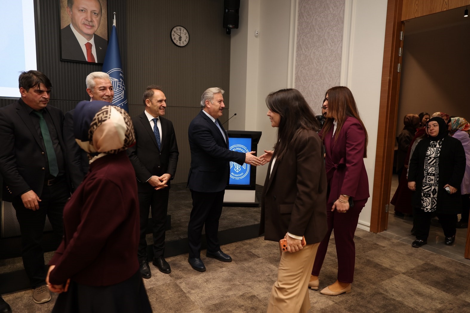 Başkan Palancıoğlu güne mesai arkadaşlarıyla bayramlaşarak başladı
