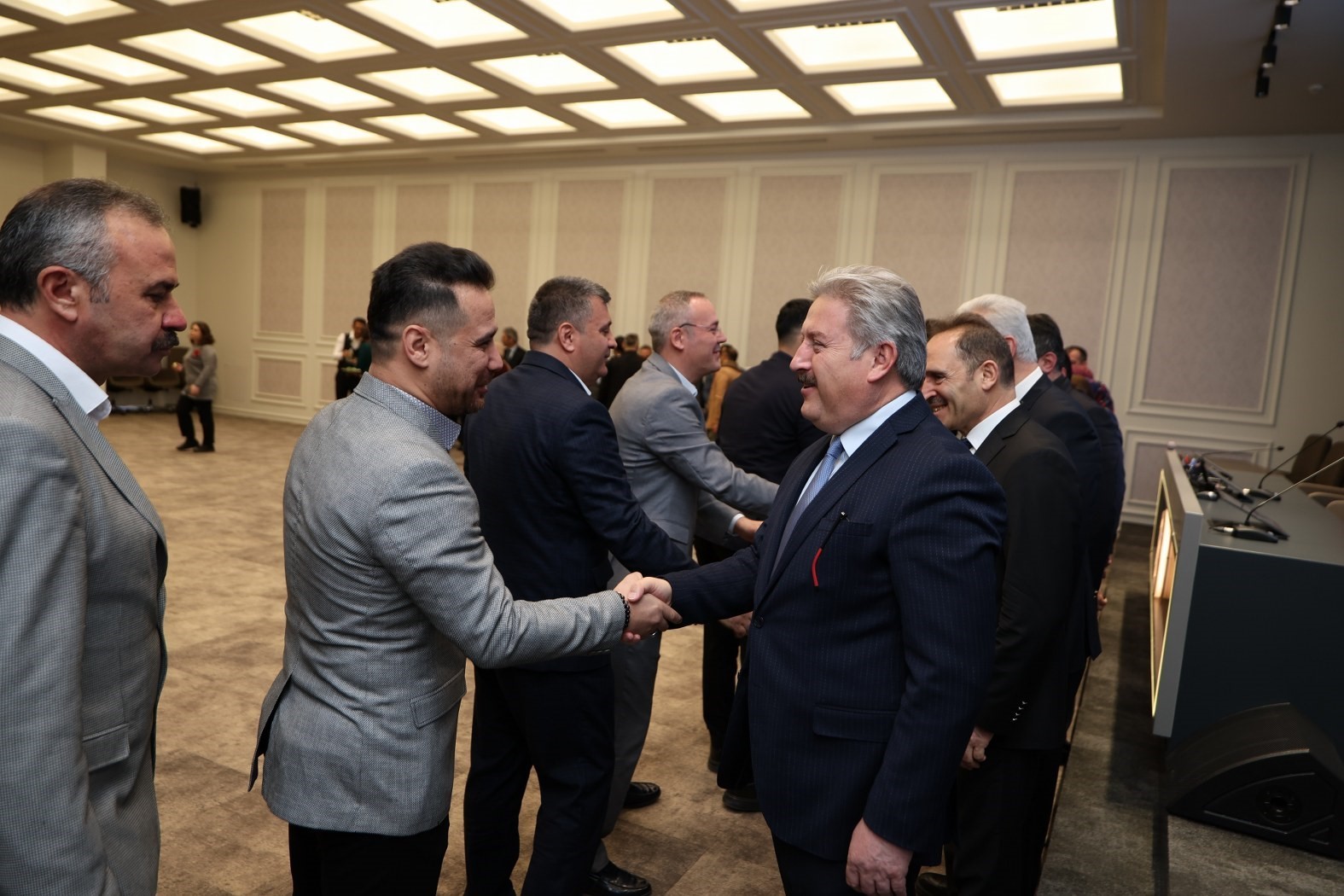 Başkan Palancıoğlu güne mesai arkadaşlarıyla bayramlaşarak başladı
