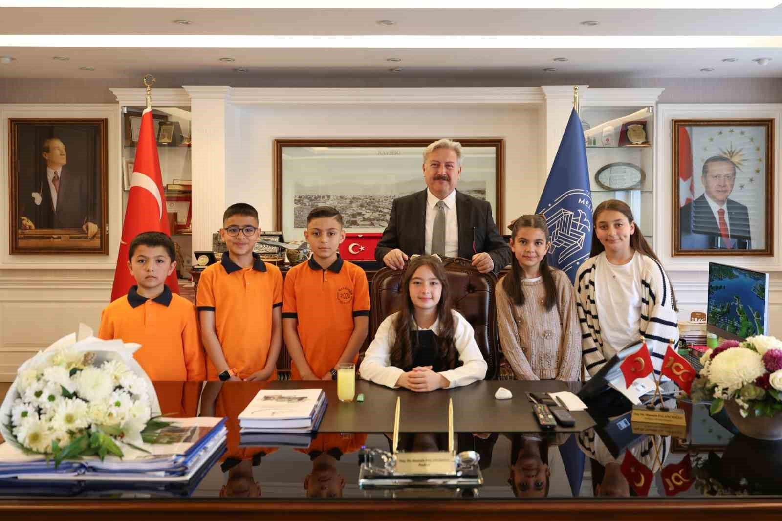 Başkan Palancıoğlu, koltuğunu küçük Toprak’a bıraktı
