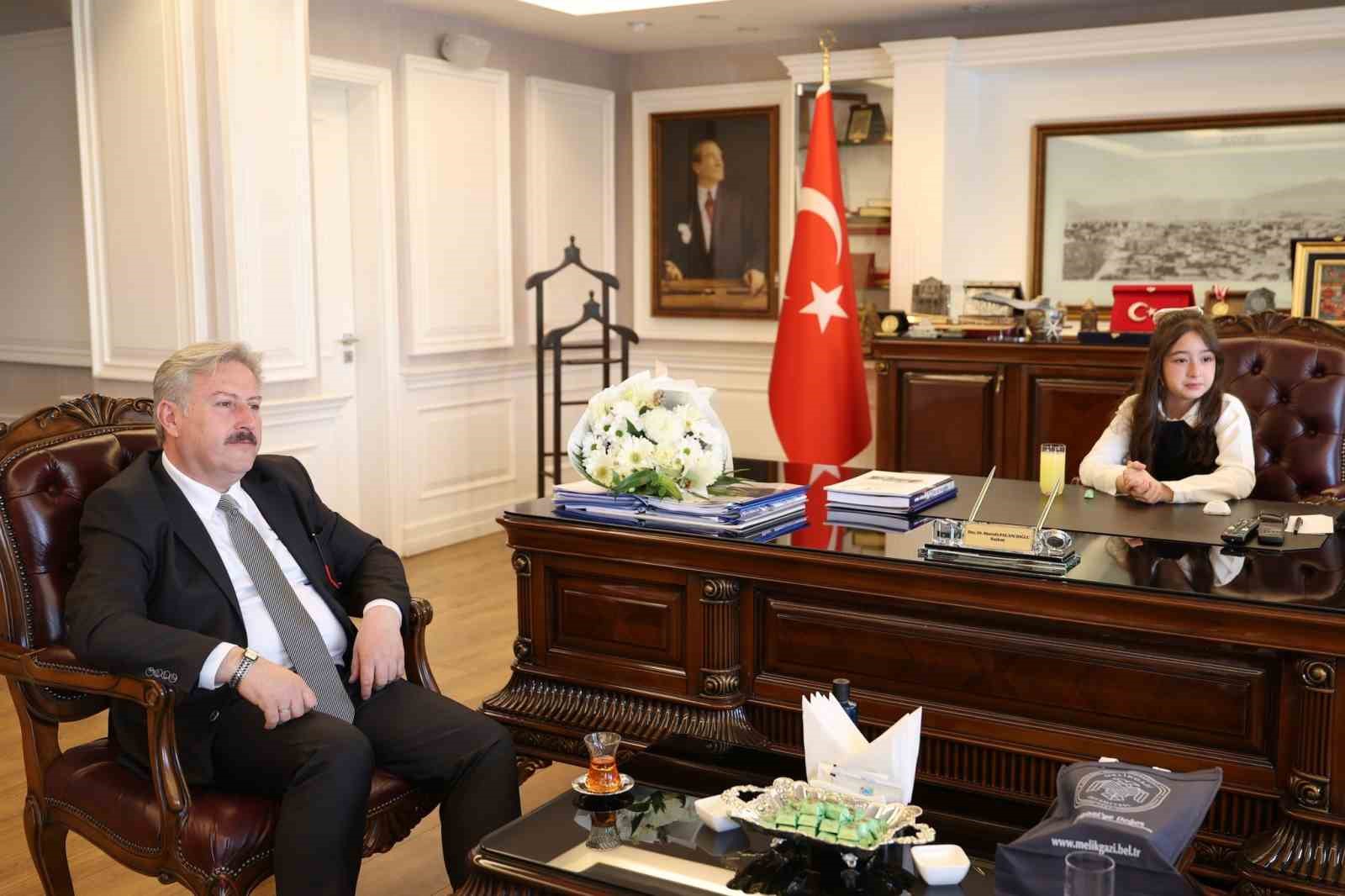 Başkan Palancıoğlu, koltuğunu küçük Toprak’a bıraktı
