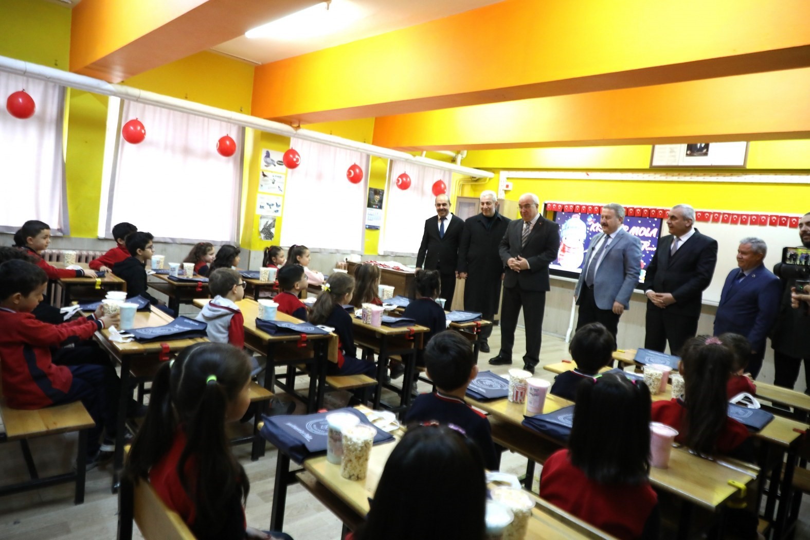 Başkan Palancıoğlu, yarıyıl tatiline çıkan öğrencilere karnelerini verdi
