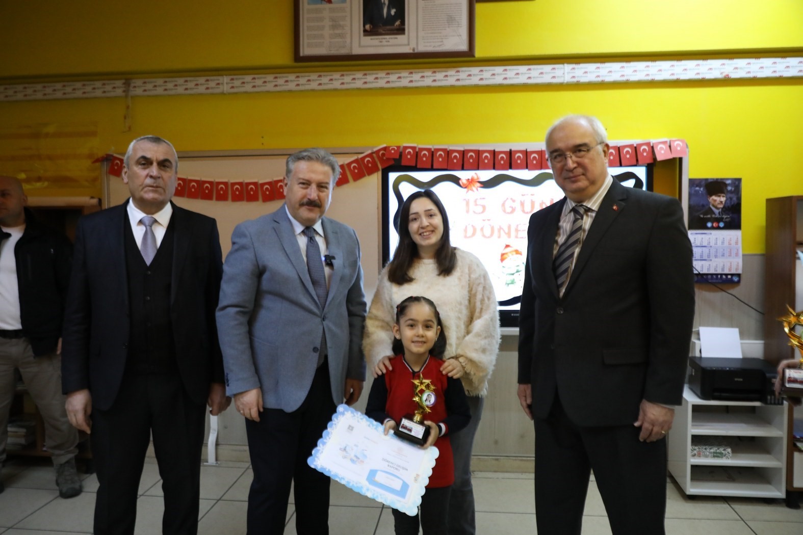 Başkan Palancıoğlu, yarıyıl tatiline çıkan öğrencilere karnelerini verdi
