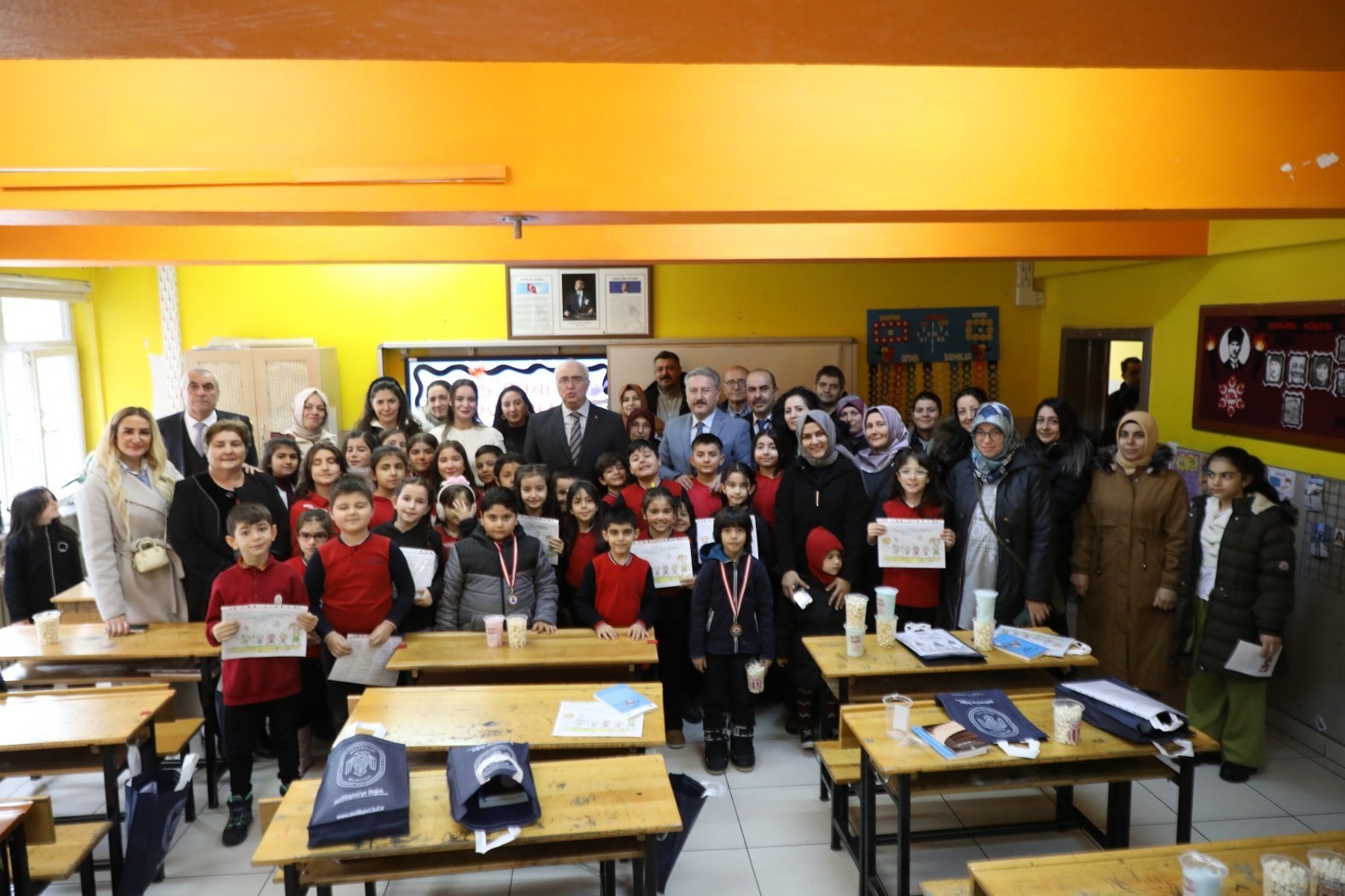 Başkan Palancıoğlu, yarıyıl tatiline çıkan öğrencilere karnelerini verdi
