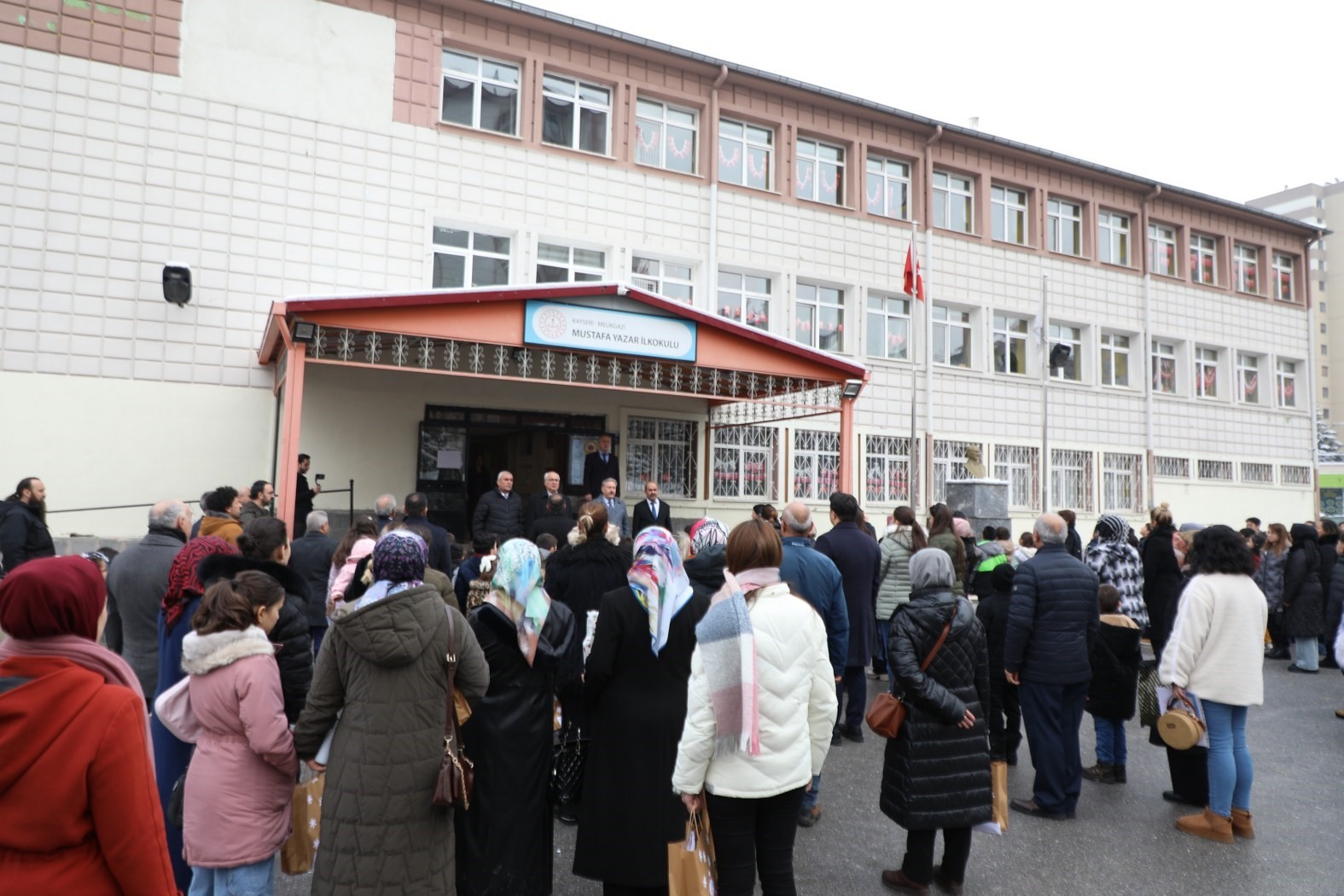 Başkan Palancıoğlu, yarıyıl tatiline çıkan öğrencilere karnelerini verdi

