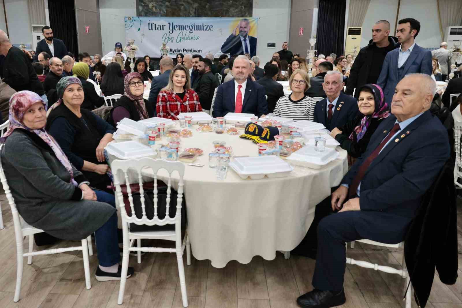 Başkan Pehlivan, şehit aileleri ve gazilerle iftar sofrasında buluştu
Başkan Pehlivan, şehit aileleri ve gazilerle iftar sofrasında buluştu