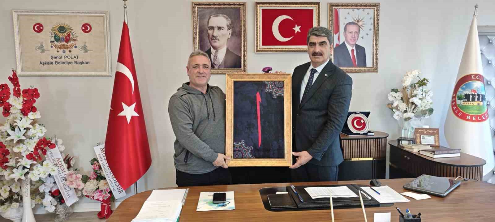 Başkan Polat’tan İHA muhabiri Dilsiz’e anlamlı hediye
