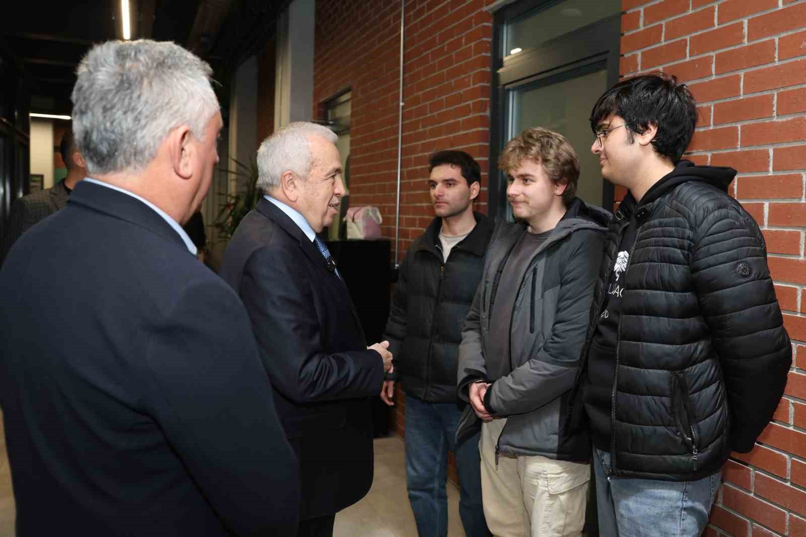 Başkan Şadi Özdemir’den finaller öncesi gençlere moral ziyareti
