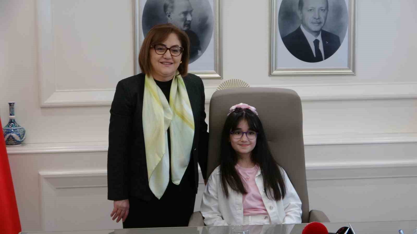 Başkan Şahin koltuğunu devretti
