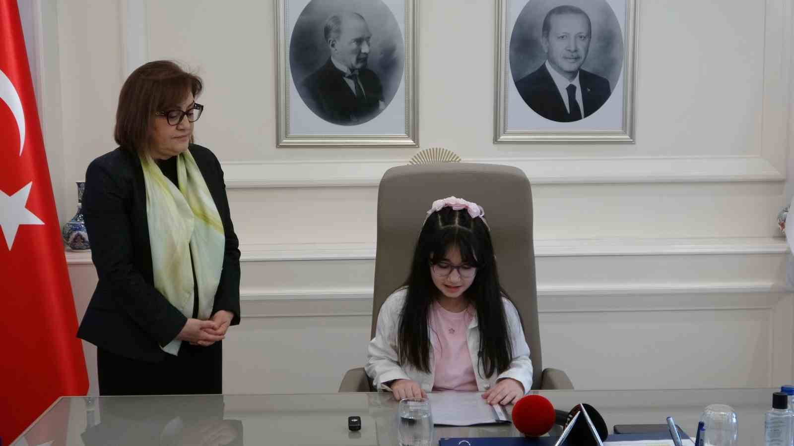 Başkan Şahin koltuğunu devretti
