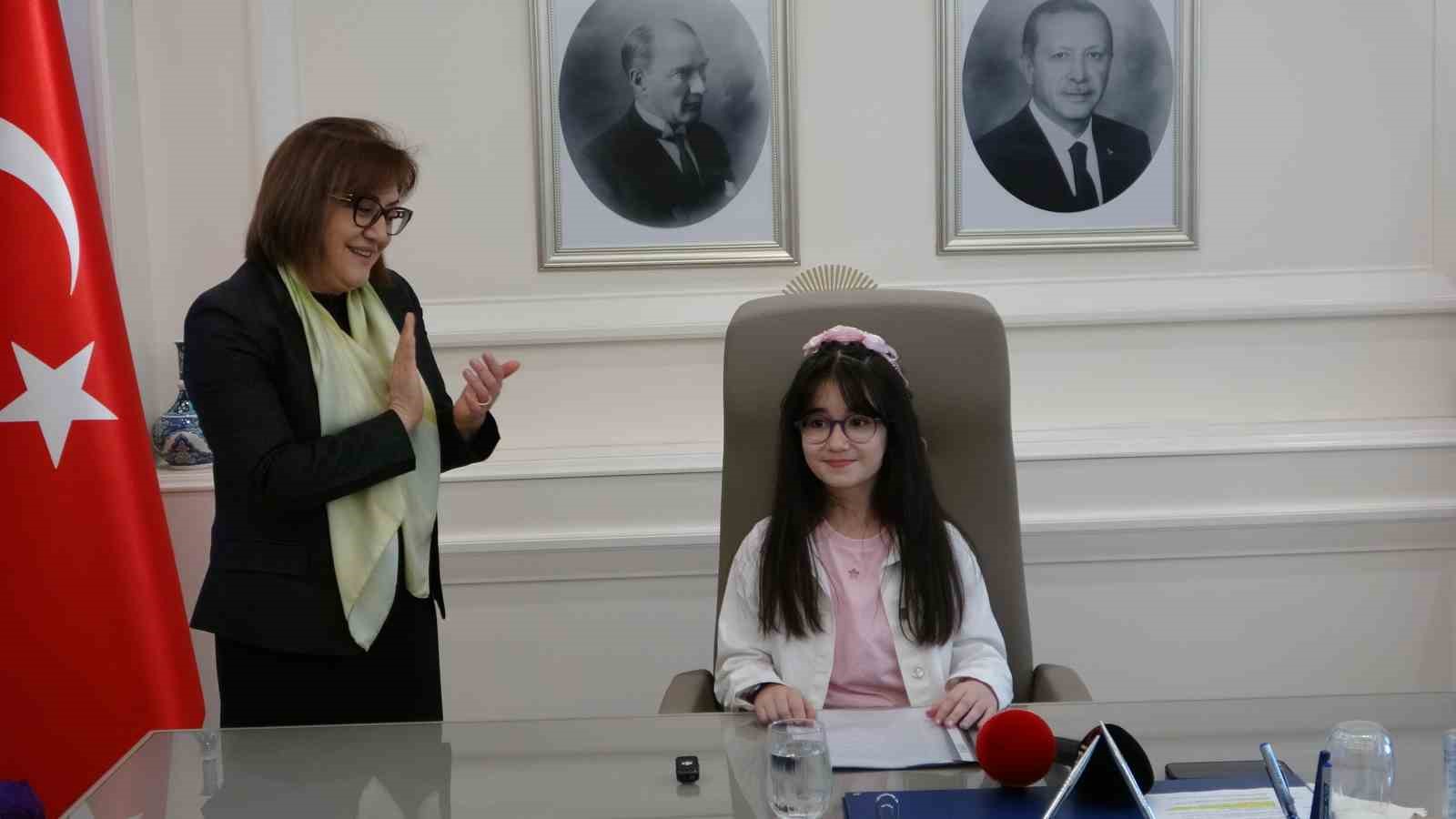 Başkan Şahin koltuğunu devretti
