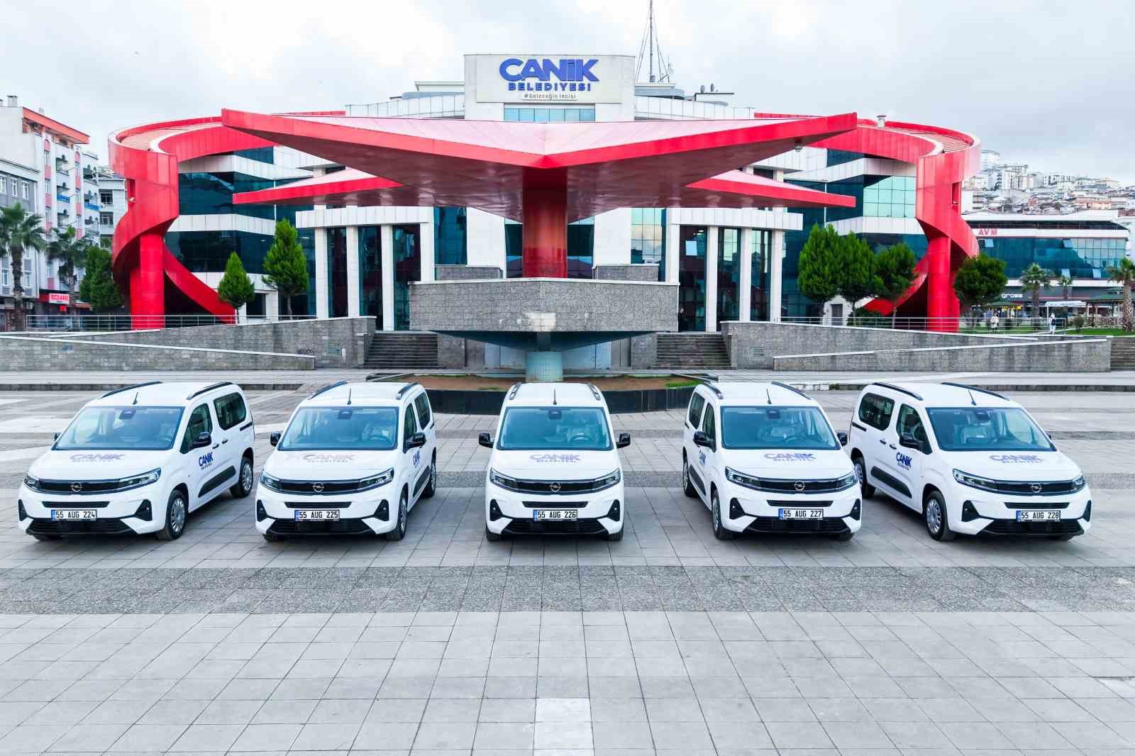 Başkan Sandıkçı: "Araç filomuzun gücüne güç katıyoruz"
