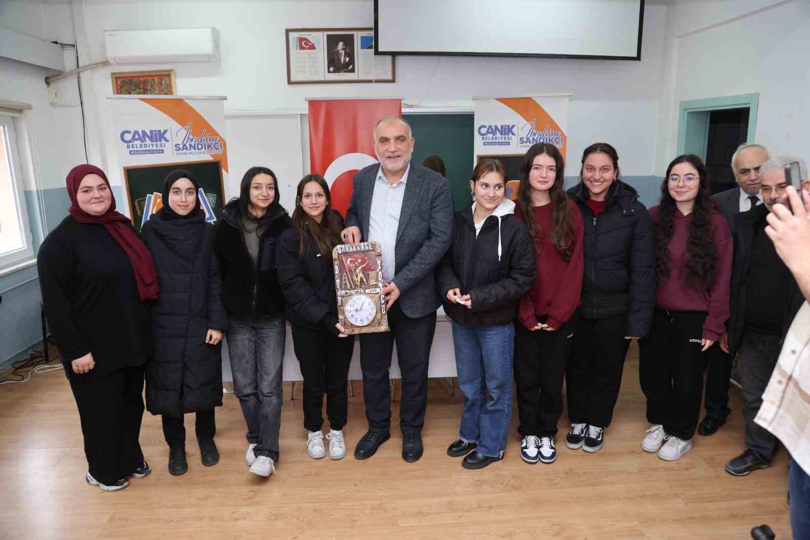 Başkan Sandıkçı: "Gençlerimizin her daim yanındayız"
Başkan Sandıkçı: "Gençlerimizin her daim yanındayız"