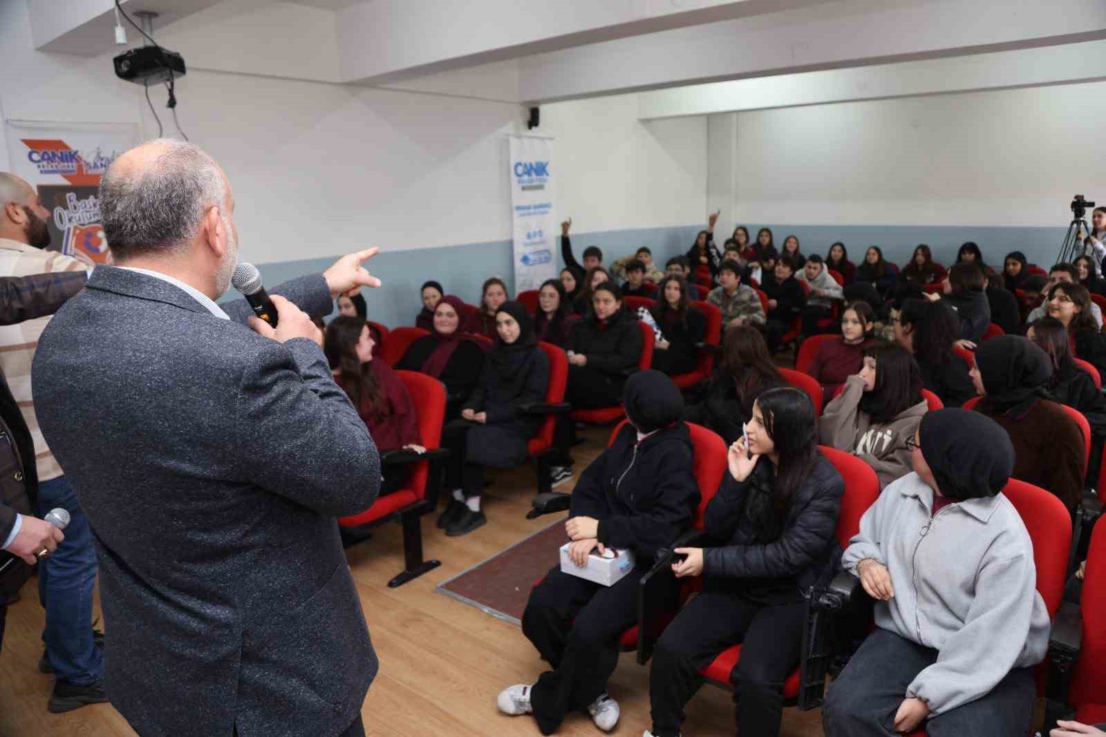 Başkan Sandıkçı: "Gençlerimizin her daim yanındayız"
Başkan Sandıkçı: "Gençlerimizin her daim yanındayız"