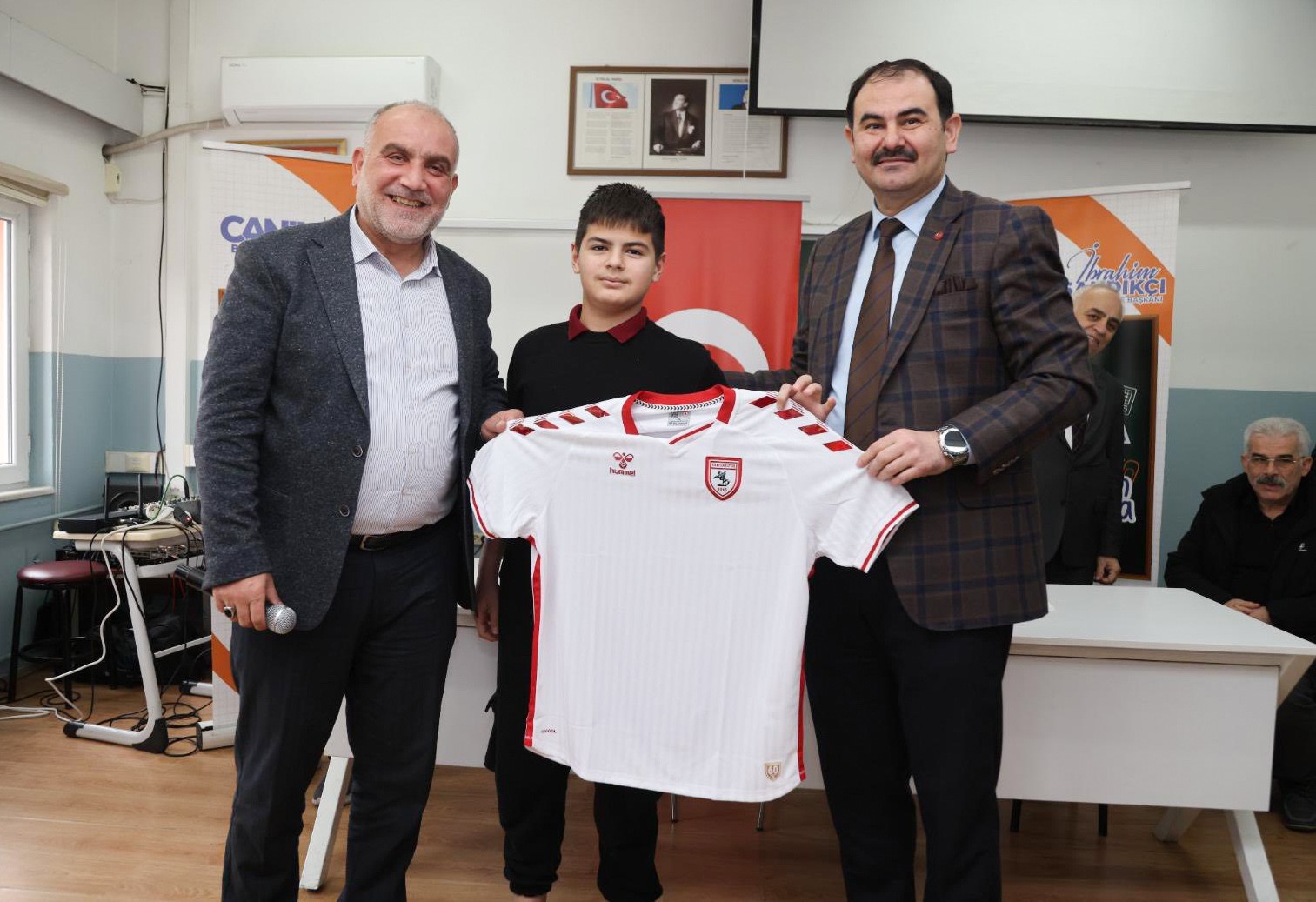 Başkan Sandıkçı: "Gençlerimizin her daim yanındayız"
Başkan Sandıkçı: "Gençlerimizin her daim yanındayız"