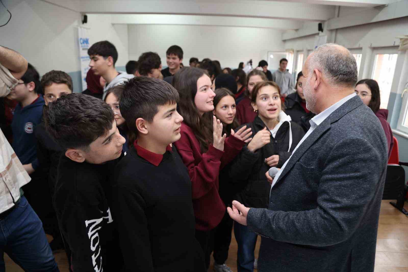 Başkan Sandıkçı: "Gençlerimizin her daim yanındayız"
Başkan Sandıkçı: "Gençlerimizin her daim yanındayız"