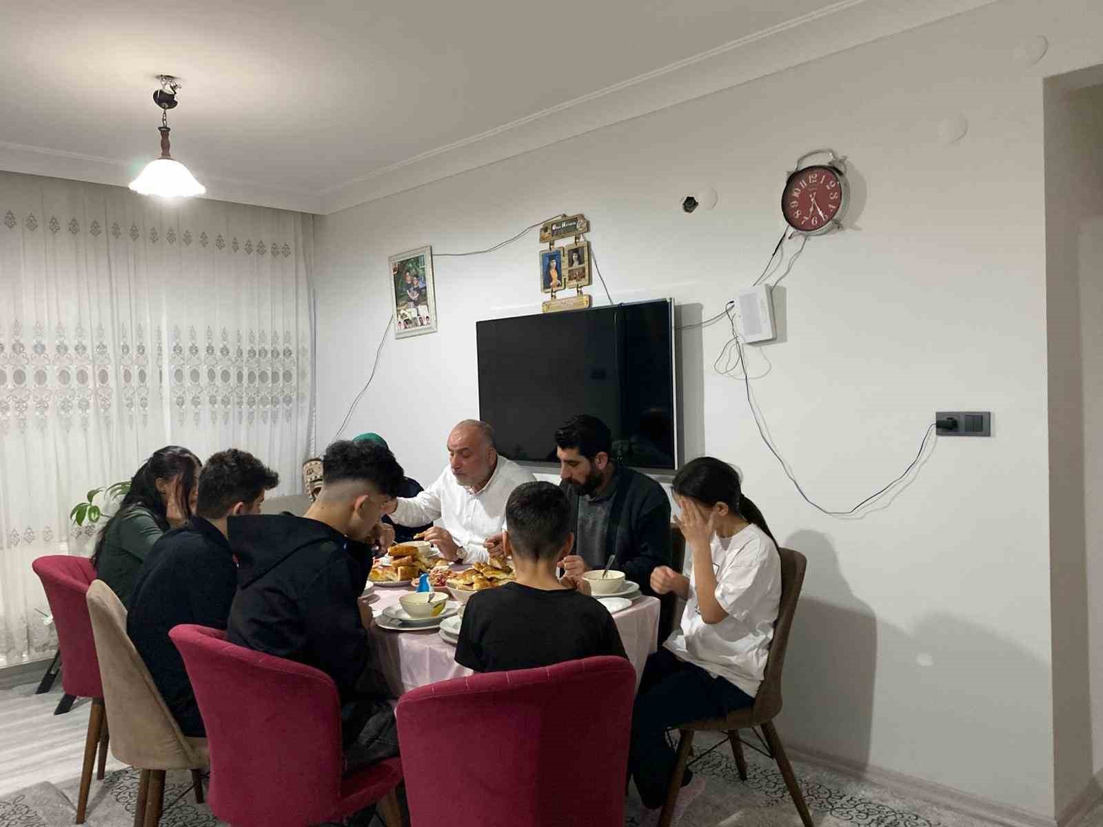 Başkan Sandıkçı’dan ’çat kapı’ iftar
