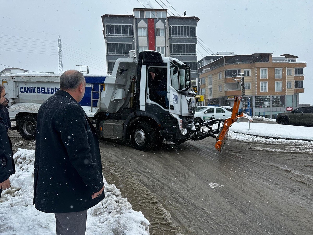 Başkan Sandıkçı’dan karla mücadele çalışmalarına yakın takip

