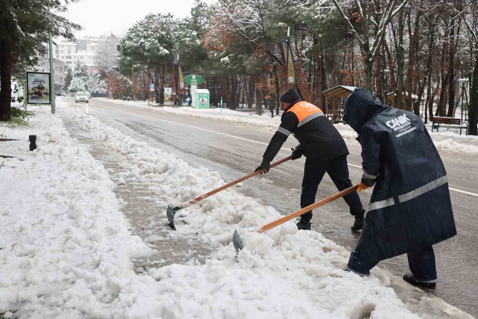 Başkan Sandıkçı’dan karla mücadele çalışmalarına yakın takip
