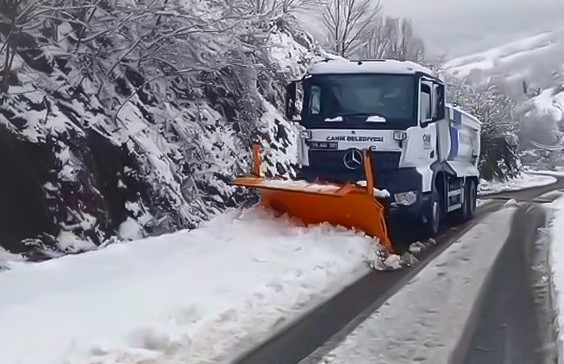 Başkan Sandıkçı’dan karla mücadele çalışmalarına yakın takip
