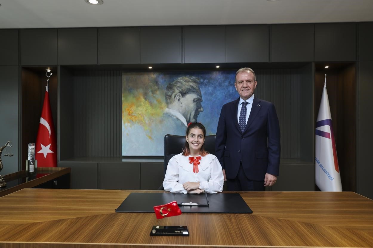 Başkan Seçer makamını çocuklara bıraktı
