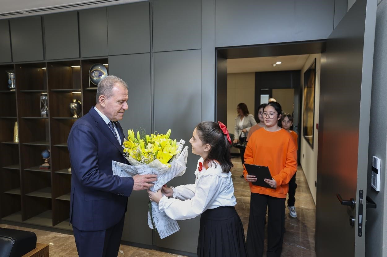 Başkan Seçer makamını çocuklara bıraktı
