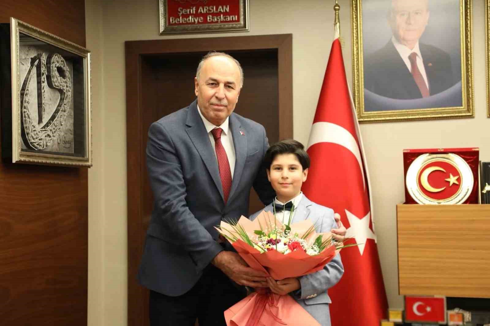 Başkan Şerif Arslan koltuğunu Harun Alp’e devretti
