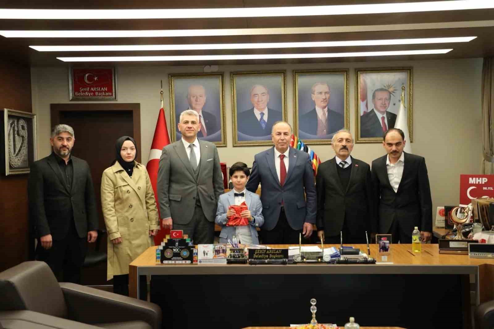 Başkan Şerif Arslan koltuğunu Harun Alp’e devretti
